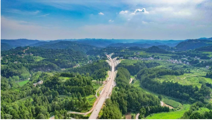 汉巴南铁路开始铺轨，预计明年 5 月底通车